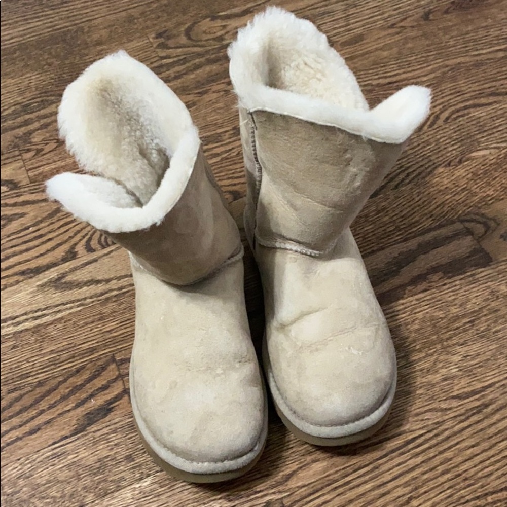 Ugg Bailey Button Sand Sz 6